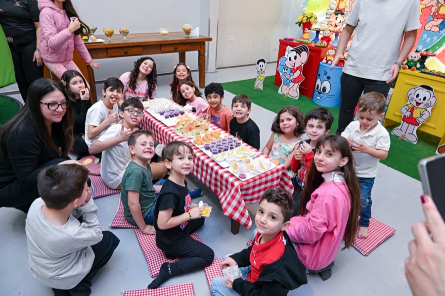 Crianças sentadas no piquenique da festa Turma da Mônica
