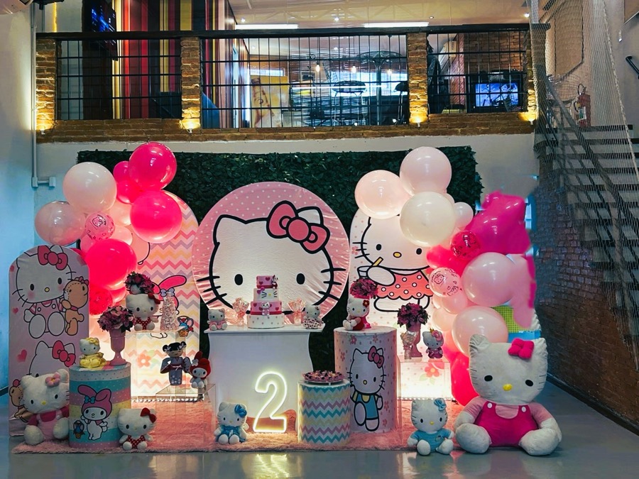 Decoração Hello Kitty rosa com neon número 2