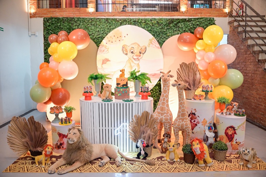 Decoração Rei Leão com girafas, leão de pelúcia e balões laranja